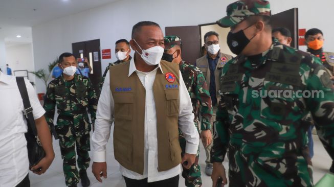 Kepala Badan Nasional Penanggulangan Bencana (BNPB) dan juga Ketua Satuan Gugus Tugas Covid-19, Ganip Warsito saat berkunjung di RSDC Wisma Atlet Kemayoran, Jakarta Utara, Rabu (26/5/2021). [Suara.com/Alfian Winanto]