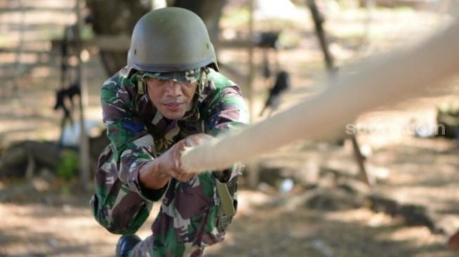 Prajurit Sarang Petarung Batalyon Marinir Pertahanan Pangkalan (Yonmarhanlan) VI Makassar melaksanakan latihan jurit tangkas, Selasa 25 Mei 2021 / [SuaraSulsel.id / Istimewa]