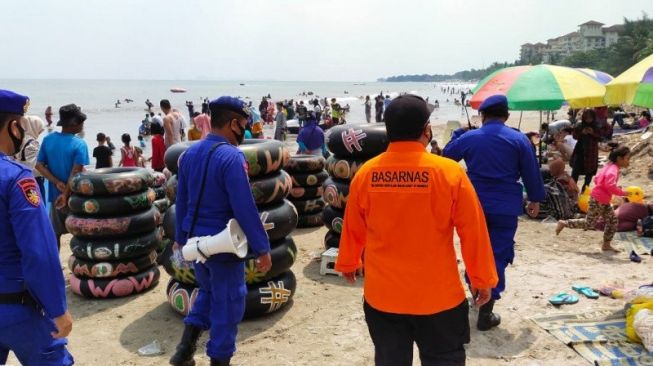 Bahaya Ombak 4 Meter! Warga Banten Jangan Berenang di Pantai Selatan Lebak