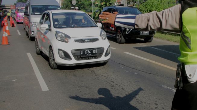 Suasana di Tol Jakarta Cikampek Km.34, Bekasi, Rabu (26/5/2021). [Suara.com/Dian Latifah]