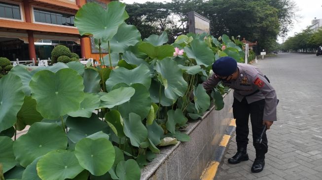  Personel Gegana Brimob Polda Sumut melakukan sterilisasi vihara. [Ist]