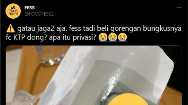 Kertas fotokopi KTP jadi bungkus gorengan. (Twitter/FOODFESS2)