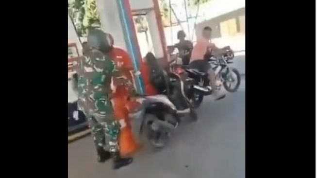 Tak Terima Ditegur Potong Antrean, Oknum Berseragam Loreng Ngamuk Hajar Pegawai SPBU