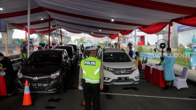 Suasana di Tol Jakarta Cikampek Km.34, Bekasi, Rabu (26/5/2021). [Suara.com/Dian Latifah]