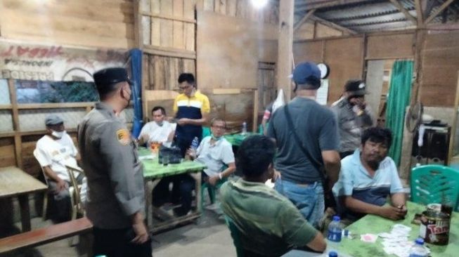 2 Oknum Polisi Digerebek Sedang Main Judi Kartu Remi di Lapo Tuak Tanjung Senang