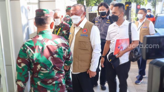 Kepala Badan Nasional Penanggulangan Bencana (BNPB) dan juga Ketua Satuan Gugus Tugas Covid-19, Ganip Warsito saat tiba di RSDC Wisma Atlet Kemayoran, Jakarta Utara, Rabu (26/5/2021). [Suara.com/Alfian Winanto]