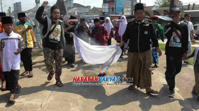 UAS Pimpin Massa Aksi Bela Palestina Bakar Bendera Israel