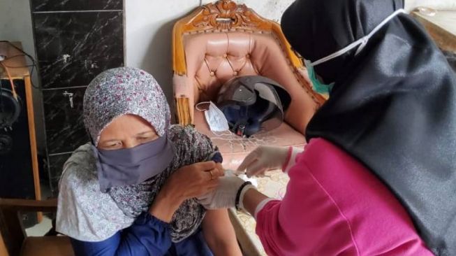 Kebut Vaksinasi Covid-19, Dinkes Tangerang Sambangi Rumah Lansia
