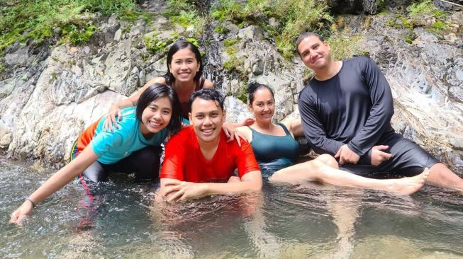 Meriam Bellina bersama anak dan sahabat asyik bermain di curug. [Instagram]