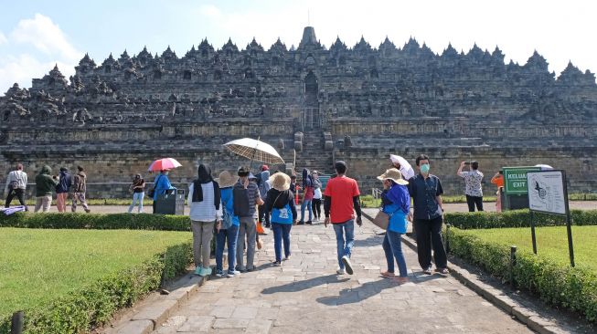 Sejumlah warga berwisata saat libur Waisak di kawasan Taman Wisata Candi (TWC) Borobudur Magelang, Jawa Tengah, Rabu (26/5/2021). ANTARA FOTO/Anis Efizudin