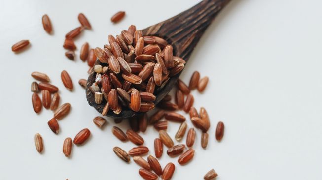 7 Manfaat Makan Nasi Merah, Salah Satunya Mencegah Risiko Penyakit Jantung