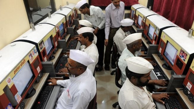 Sejumlah warga Mumbai tengah mengikuti kelas Dabbawala. (Foto: AFP)