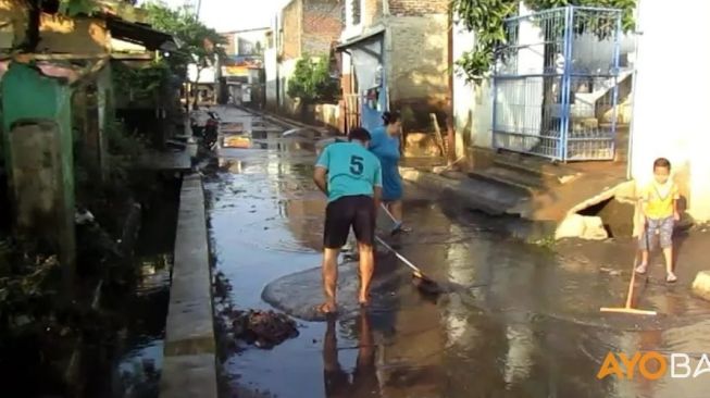 Warga Bandung Minta Damkar Bantu Bersihkan Lumpur Pascabanjir