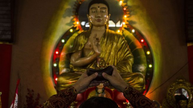 Umat Buddha melaksanakan puja bakti Perayaan Waisak 2565 BE di Wihara Tanda Bakti, Bandung, Jawa Barat, Rabu (26/5/2021). ANTARA FOTO