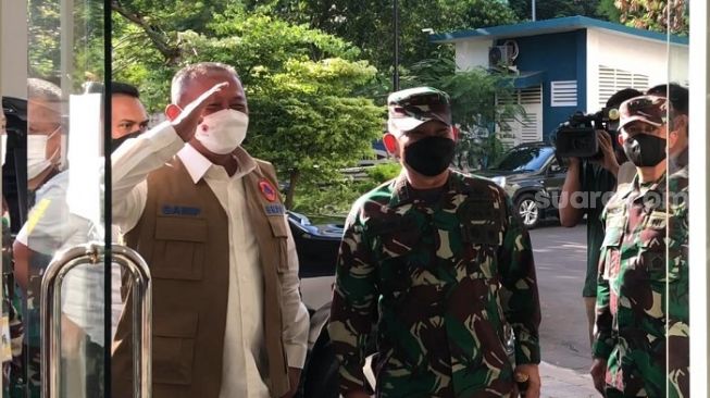 Kepala BNPB Letjen TNI Ganip Warsito saat menyambangi RSD Wisma Atlet, Kemayoran, Jakpus. (Suara.com/Bagaskara)