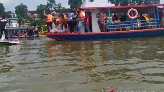 Lepasliarkan Ikan, Umat Budha Gelar Ritual Fangshen Rayakan Waisak