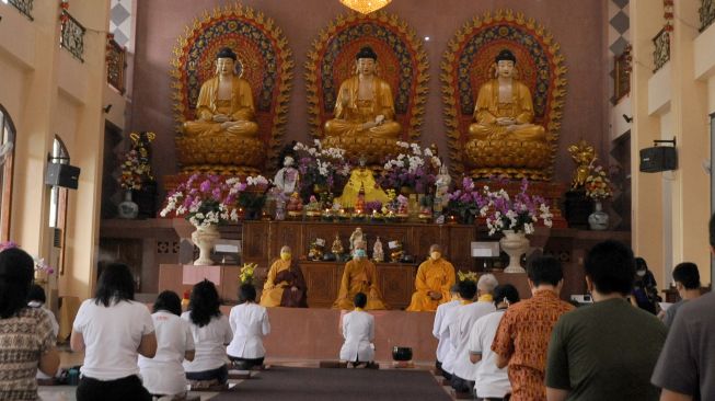 Sejumlah umat Buddha melakukan ibada Hari Raya Tri Suci Waisak di Wihara Dharmakirti Palembang, Sumatera Selatan, Rabu (26/5/2021). ANTARA FOTO