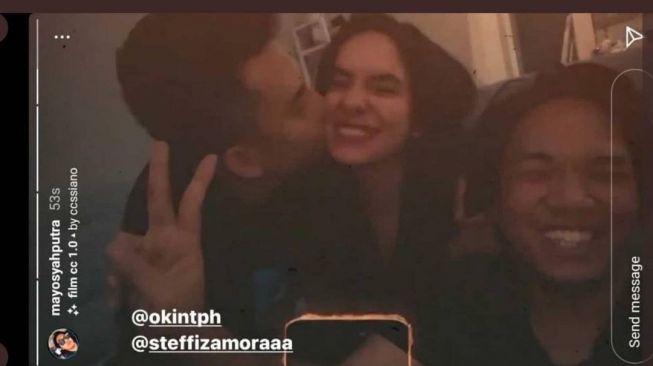 Mantan suami Rachel Vennya, Niko Al Hakim alias Okin mencium mesra Steffi Zamora. [Instagram]