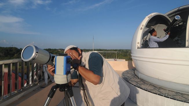 Tim observatorium menyiapkan teropong untuk mengamati gerhana bulan total di Observatorium Jokotole IAIN Madura, Pamekasan, Jawa Timur, Rabu (26/5/2021).  ANTARA FOTO/Saiful Bahri
