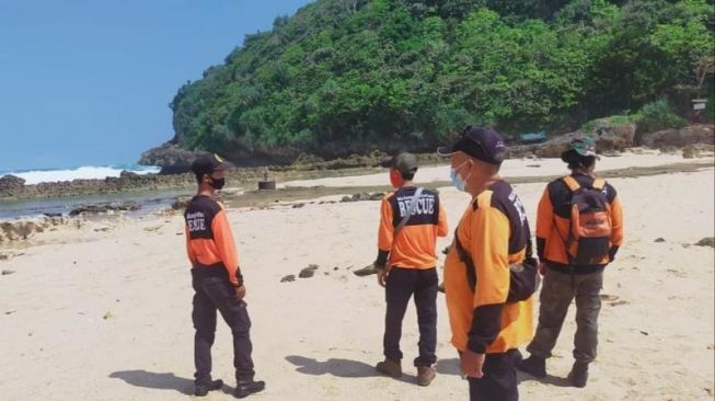 Tiga Wisatawan Digulung Ombak Pantai Batu Bengkung Malang, Seorang Dilaporkan Tewas