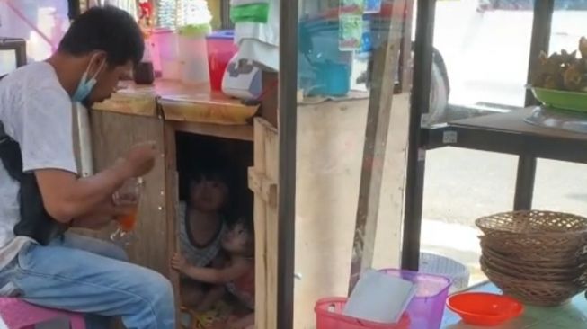 Viral Video Haru Ayah Jualan Minuman, Sembunyikan Anak dalam Gerobak (Dok. Rafliandriansa)