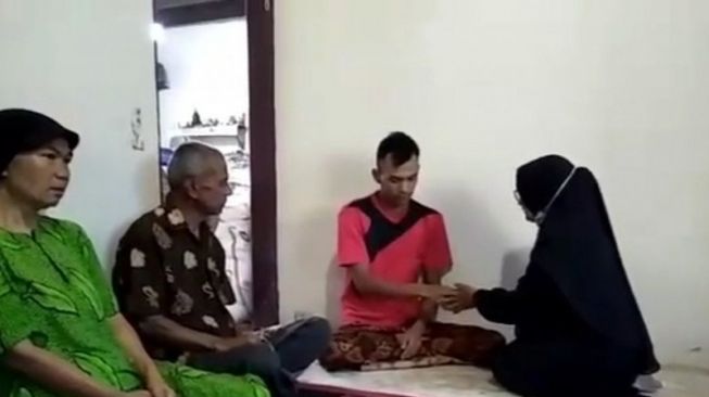 Dibikin Malu Tenda Pelaminan Tak Dipasang Penyedia Jasa, Pengantin Baru Ini Tetap Sabar