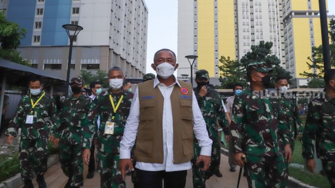 Kepala Badan Nasional Penanggulangan Bencana (BNPB) dan juga Ketua Satuan Gugus Tugas Covid-19, Ganip Warsito saat meninjau langsung RSDC Wisma Atlet Kemayoran, Jakarta Utara, Rabu (26/5/2021). [Suara.com/Alfian Winanto]