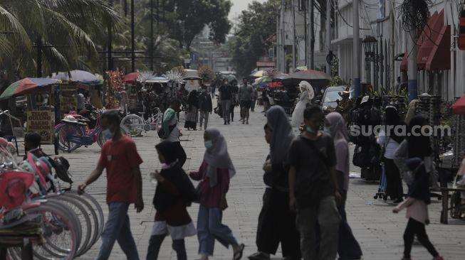 Sejumlah warga mengunjungi kawasan Wisata Kota Tua, Jakarta, Rabu (26/5/2021). [Suara.com/Angga Budhiyanto]