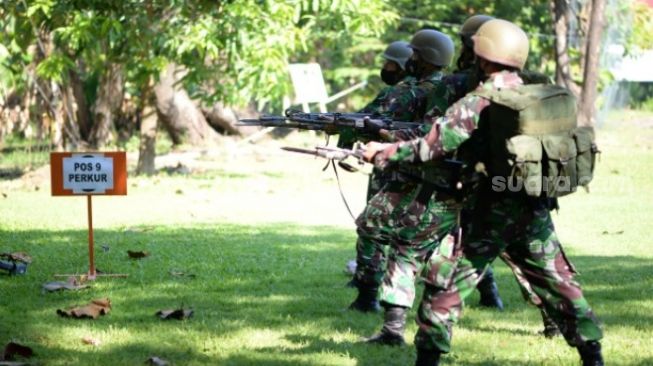 Prajurit Sarang Petarung Batalyon Marinir Pertahanan Pangkalan (Yonmarhanlan) VI Makassar melaksanakan latihan jurit tangkas, Selasa 25 Mei 2021 / [SuaraSulsel.id / Istimewa]