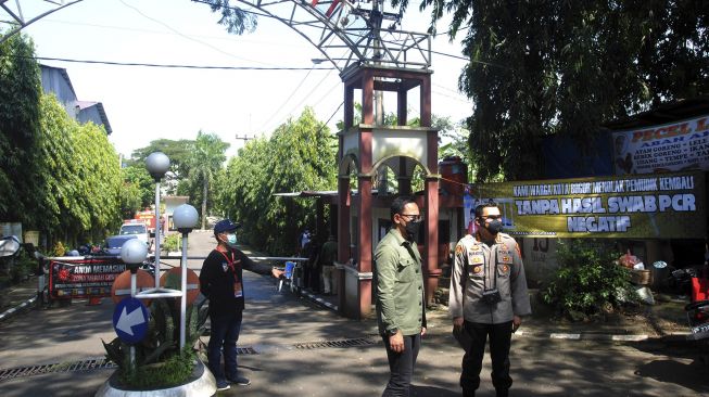 Wali Kota Bogor Bima Arya (tengah) bersama Kapolresta Bogor Kota Kombes Pol Susatyo Purnomo Condro (kanan) saat meninjau di Perumahan Griya Melati, Kelurahan Bubulak, Kota Bogor, Jawa Barat, Rabu (26/5/2021). [ANTARA FOTO/Arif Firmansyah]