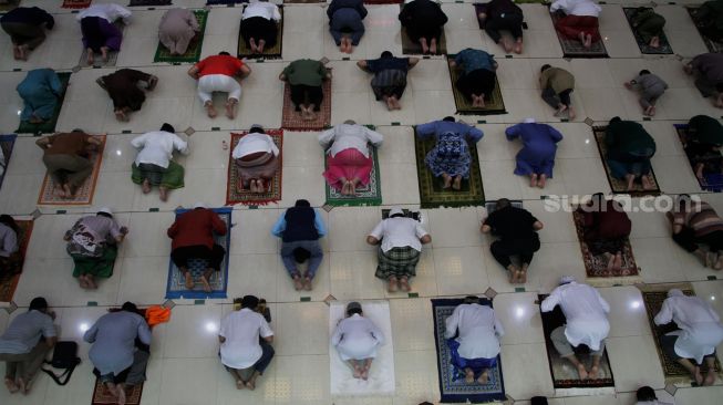 Umat Islam melaksanakan Salat gerhana berjamaah di Masjid Agung Al-Barkah, Bekasi, Rabu (26/5/2021).  [Suara.com/Dian Latifah]