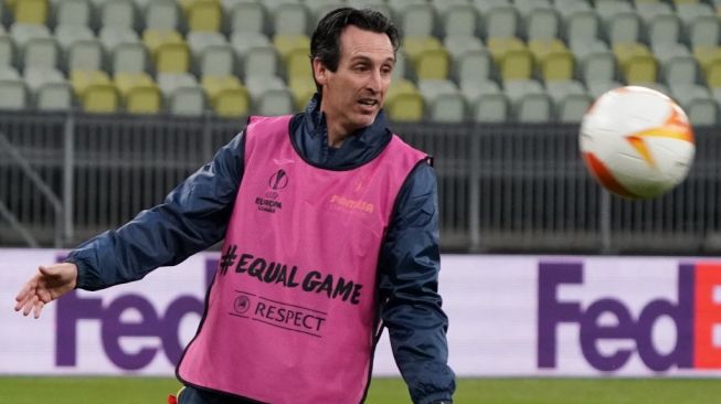 Pelatih Villarreal, Unai Emery memimpin sesi latihan timnya di Polsat Plus Arena, Gdansk, Polandia, jelang laga final Liga Europa 2020/2021 kontra Manchester United. [JANEK SKARZYNSKI / AFP]