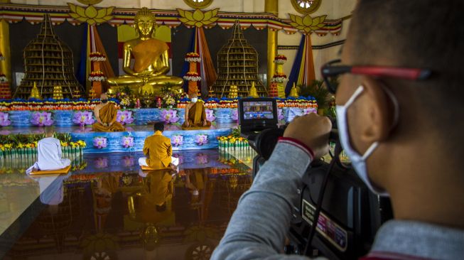 Umat Buddha memulai rangkaian upacara Trisuci Waisak 2565 BE/2021 yang disiarkan secara online di Vihara Dhammasoka, Banjarmasin, Kalimantan Selatan, Rabu (26/5/2021).  ANTARA FOTO