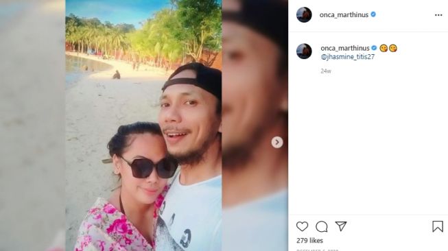 Potret kebersamaan Norman Kamaru dan istri. (Instagram/onca_marthinus)