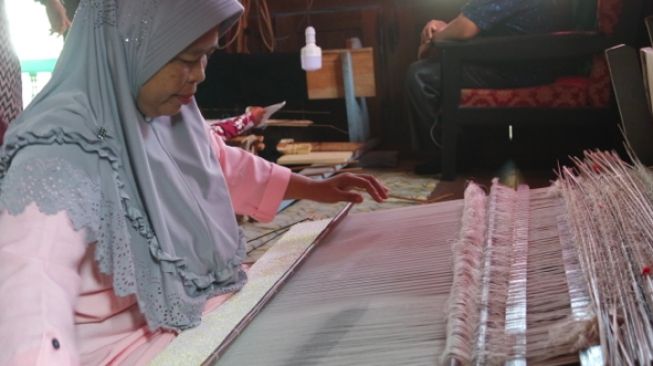 Pengerajin songket di Desa Burai [Sumseludapet]