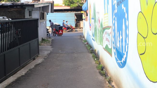 Akses sempit menuju rumah Penyanyi Ayu Ting Ting yang hanya bisa dilalui satu buah mobil kecil di Depok, Jawa Barat, Kamis (27/5/2021). [Suara.com/Alfian Winanto]