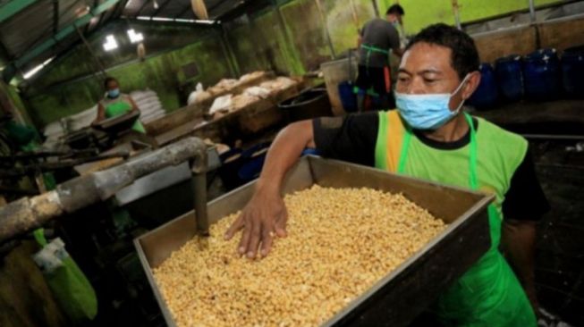 Harga Kedelai Terus Melonjak, Perajin Tahu dan Tempe Kelimpungan