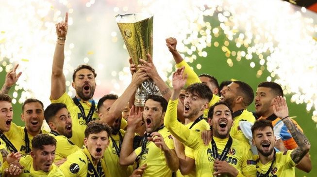 Para pemain Villarreal melakukan selebrasi dengan trofi Liga Europa 2020/21 yang mereka menangi seusai menaklukkan Manchester United dalam partai final di Stadion Miejski, Gdansk, Polandia, Rabu (26/5/2021) waktu setempat. (ANTARA/REUTERS/POOL/Mata Hitij)