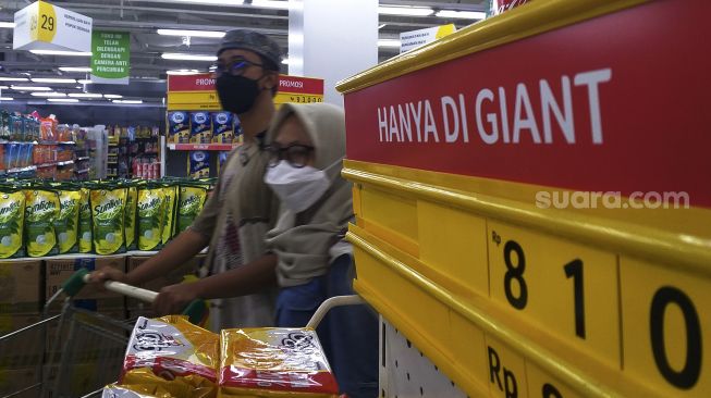 Warga membeli kebutuhan pokok di gerai swalayan Giant di Bekasi, Jawa Barat, Kamis (27/5/2021). [Suara.com/Dian Latifah]