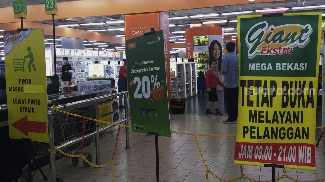 Warga membeli kebutuhan pokok di gerai swalayan Giant di Bekasi, Jawa Barat, Kamis (27/5/2021). [Suara.com/Dian Latifah]