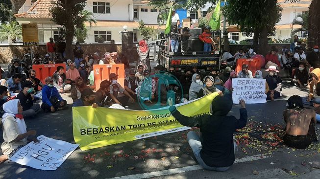 demonstrasi mewarnai vonis putusan PN Banyuwangi terhadap tiga terdakwa penolak tambang, Kamis (27/5/2021). [Foto: Jatimnet.com]