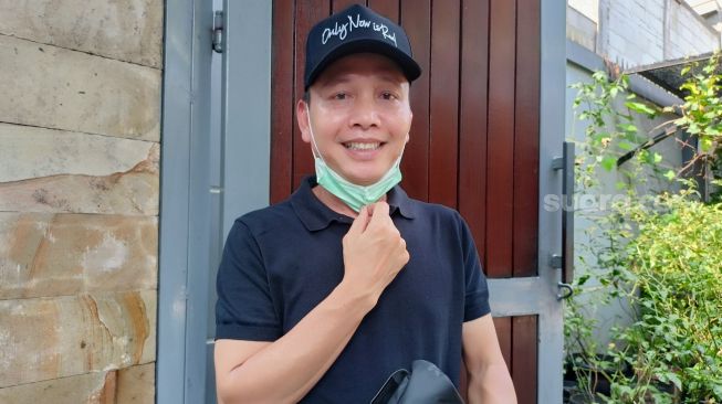 Ayah Penyanyi Ayu Ting Ting, Abdul Rozak saat ditemui di depan rumahnya di Depok, Jawa Barat, Kamis (27/5/2021). [Suara.com/Alfian Winanto]