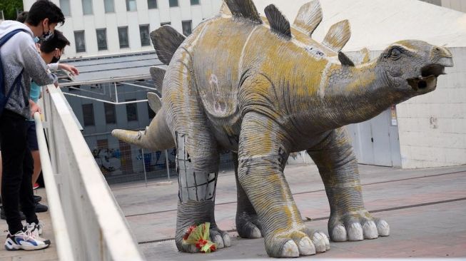 Patung dinosaurus tempat jenazah ditemukan. (AFP/Lluis Gene)