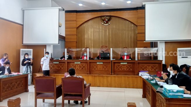 Ahli hukum dari Universitas Bina Nusantara, Ahmad Sofyan, telah memberikan keterangan dalam sidang lanjutan perkara penyebaran informasi bohong atau hoaks atas terdakwa Jumhur Hidayat, Kamis (27/5/2021). [Suara.com/Yosea Arga Pramudita]