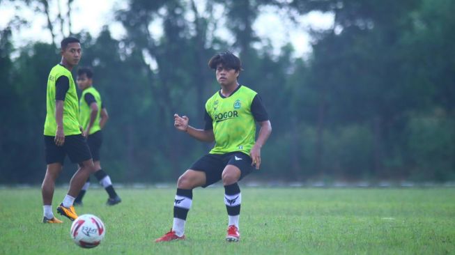 Pemain Tira Persikabo, Andre Oktaviansyah saat berlatih bersama tim (dok. Tira Persikabo)