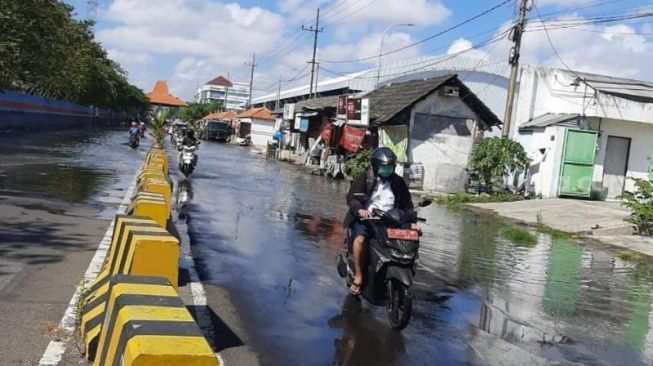 Dampak Gerhana Bulan Total, Sebagian Kota Surabaya Terendam Banjir Rob