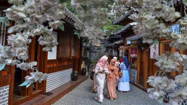 Pengunjung menikmati wisata Nagoya Hill Anjungan Jepang di Taman Wisata Karangresik, Kota Tasikmalaya, Jawa Barat, Rabu (26/5/2021). [ANTARA FOTO/Adeng Bustomi]