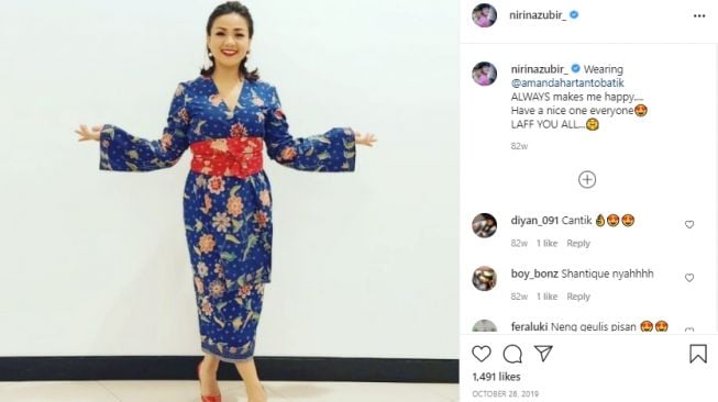 Nirina Zubir memakai dress. [Instagram/nirinazubir_]