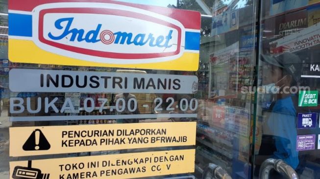 Indomaret Manis Tangerang yang berada di Jalan Manis Raya RT 3 RW 1, Desa Kadu, Kecamatan Curug, tetap beroperasi di tengah ancaman boikot oleh para buruh, Kamis (27/5/2021). [Suara.com/Wivy Hikmatullah]