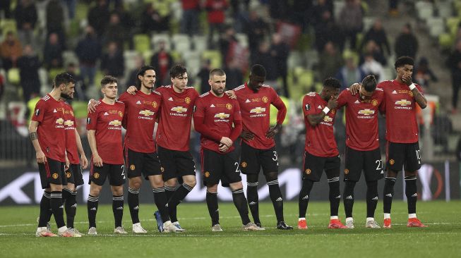 Para pemain Manchester United menyaksikan adu penalti selama pertandingan sepak bola final Liga Eropa UEFA antara Villarreal CF melawan Manchester United di Stadion Gdansk, pada (26/5/2021). [MAJA HITIJ / POOL / AFP]